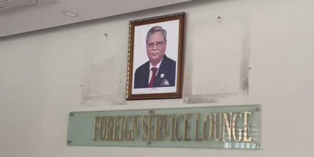 Image for রাষ্ট্রপতির ছবি নামিয়ে ফেলার মৌখিক নির্দেশ কেন দরকার পড়লো